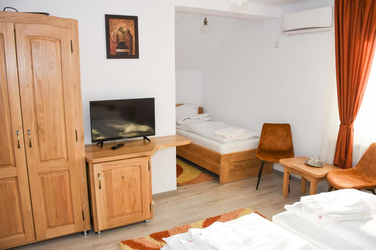 Готель Tomis House Куртя-де-Арджеш Екстер'єр фото